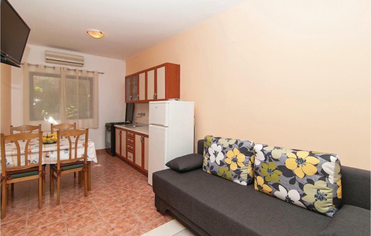 2 Bedroom Cozy Apartment In Марина Экстерьер фото